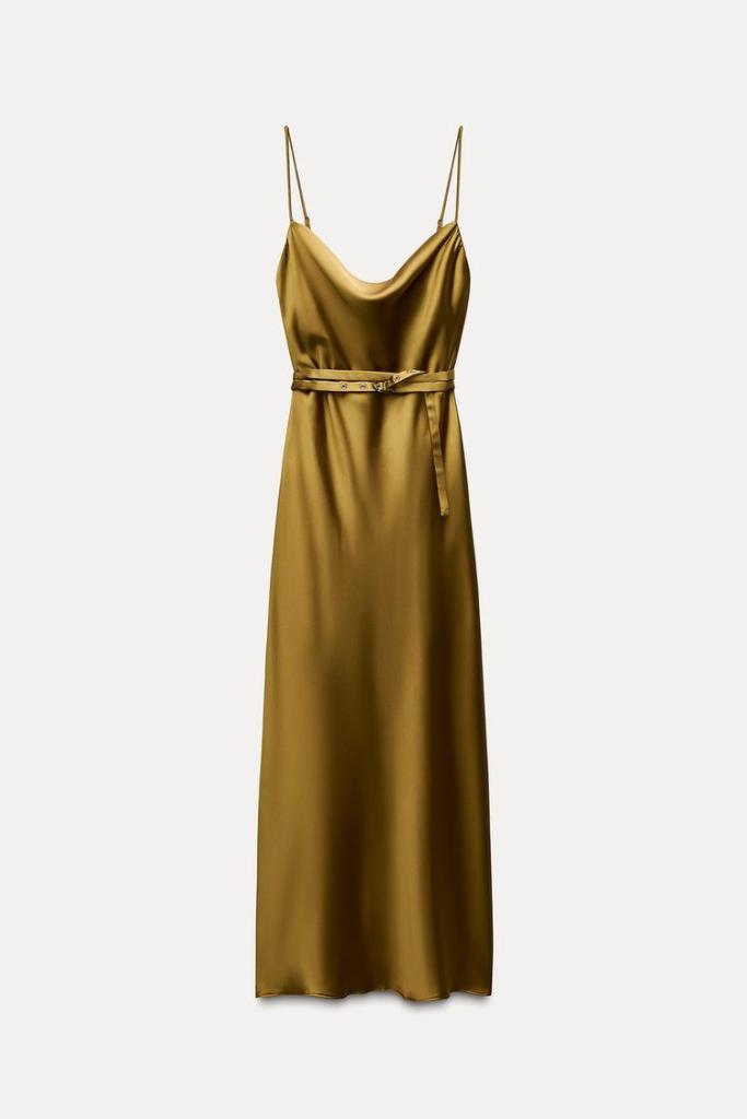 Vestido satinado con cinturón de Zara