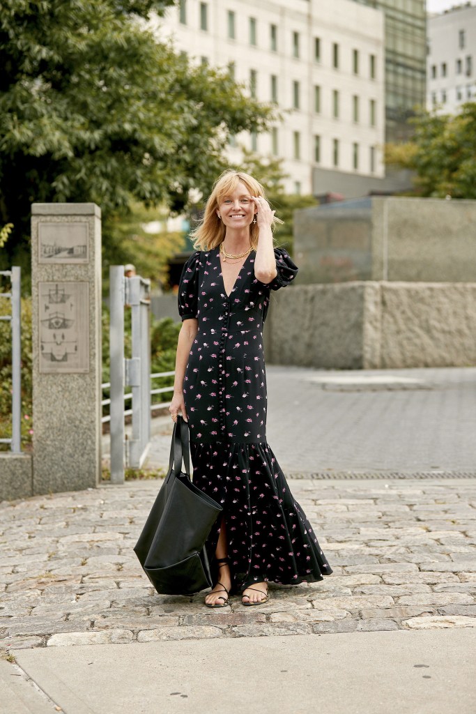 Vestido con escote en pico - Launchmetrics spotlight
