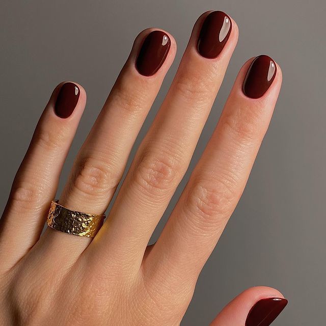 El burdeos es un color clave en la manicura de novia este 2025 - @matejanova