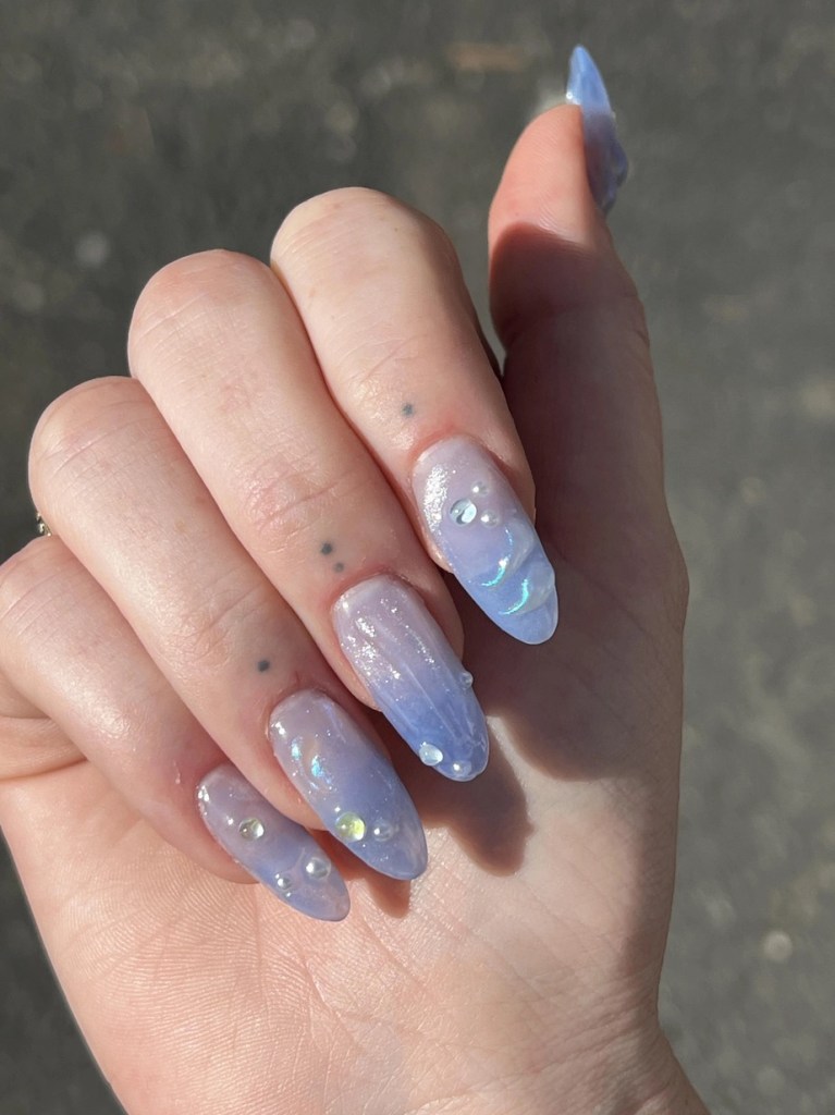 Las Jelly Blue Nails se pueden llevar con decoraciones - @nailsedit