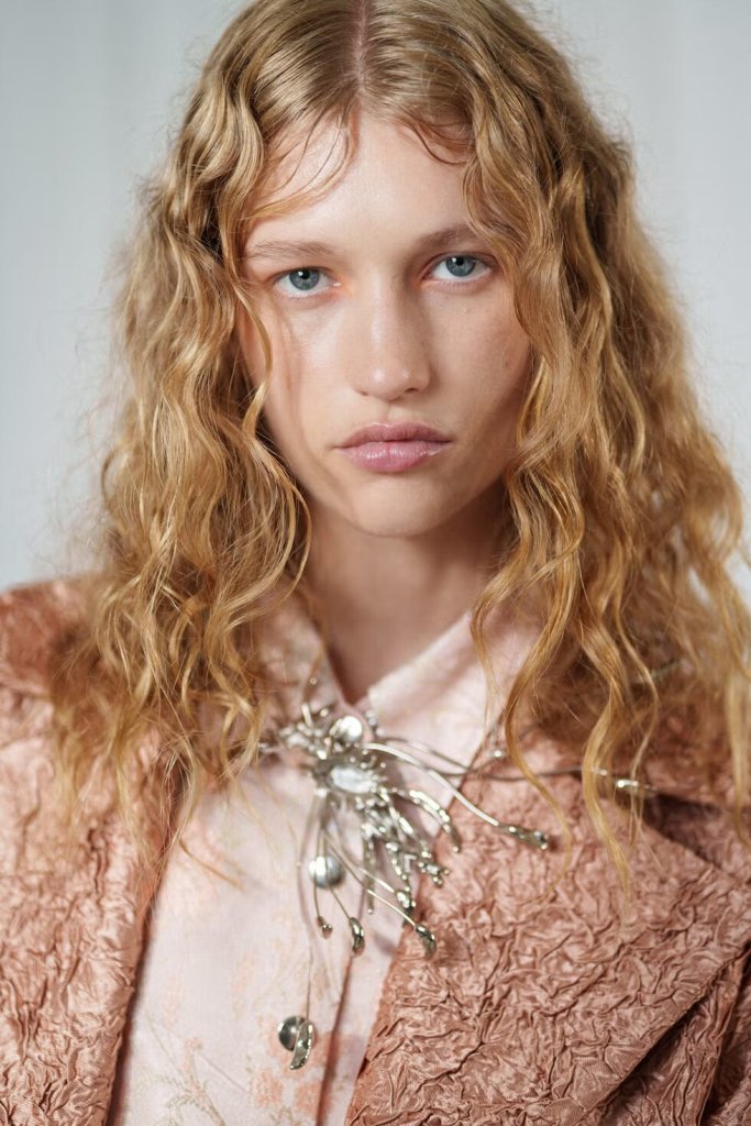 Desfile de moda primavera verano 2025 de Dries Van Noten.