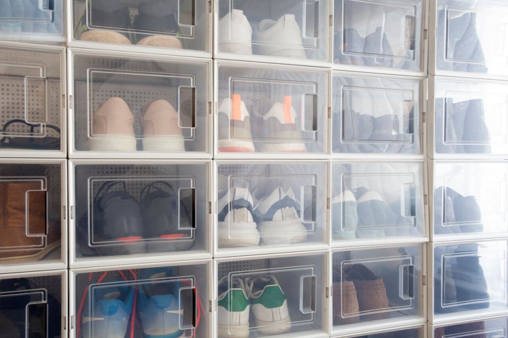 Guardar los zapatos en el armario es un error (y Sandra Marcos, decoradora de interiores especializada en estilismo residencial, nos explica por qué deberías sacarlos ya)