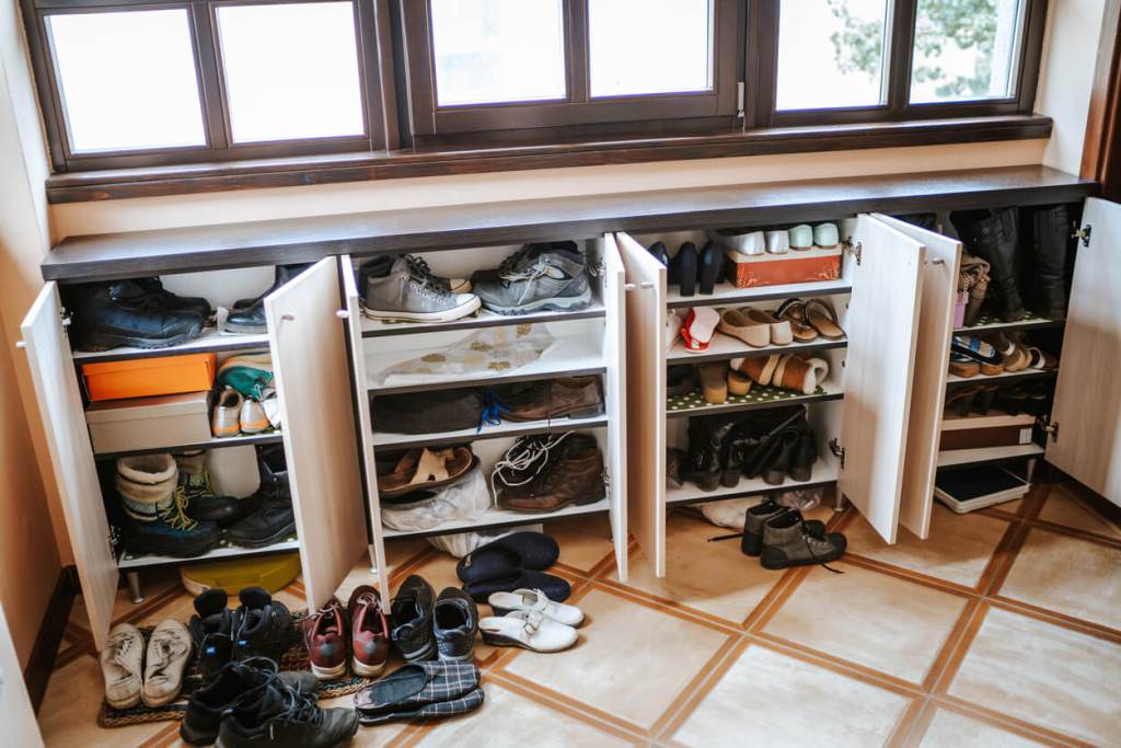 Guardar los zapatos en el armario es un error (y Sandra Marcos, decoradora de interiores especializada en estilismo residencial, nos explica por qué deberías sacarlos ya)