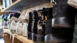 Guardar los zapatos en el armario es un error (y Sandra Marcos, decoradora de interiores especializada en estilismo residencial, nos explica por qué deberías sacarlos ya)