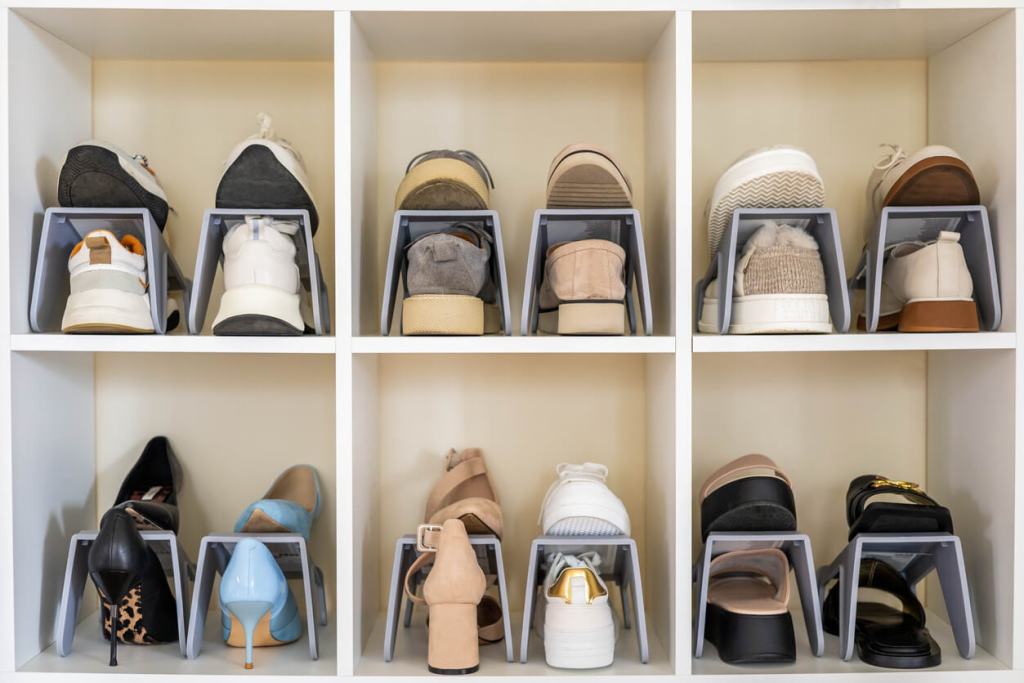 Guardar los zapatos en el armario es un error (y Sandra Marcos, decoradora de interiores especializada en estilismo residencial, nos explica por qué deberías sacarlos ya)