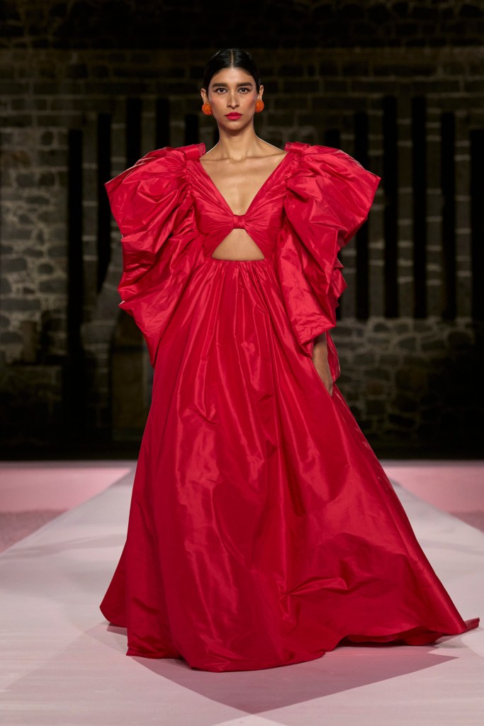 Vestido rojo visto en el desfile de Carolina Herrera - Launchmetrics spotlight