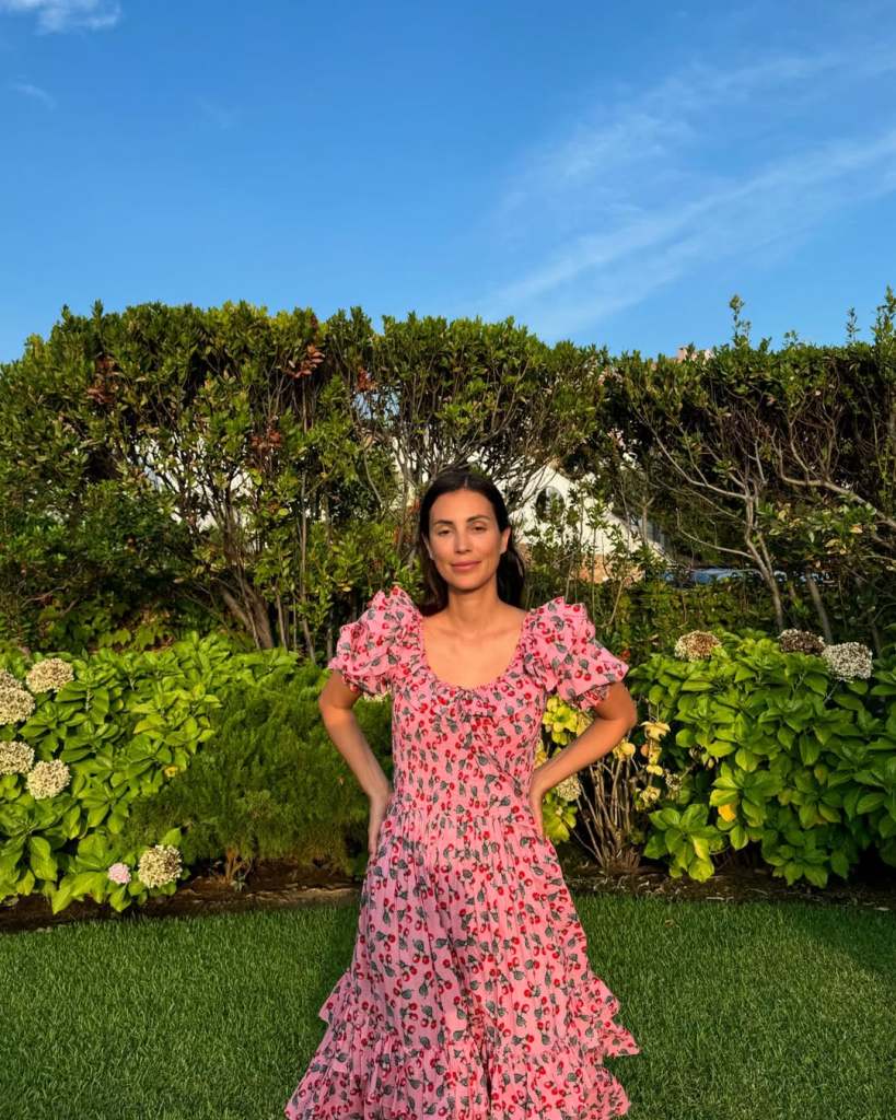 Sassa de Osma con vestido de flores