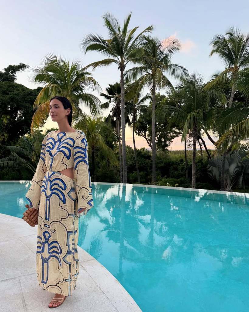 Sassa de Osma con vestido estampado y cut out