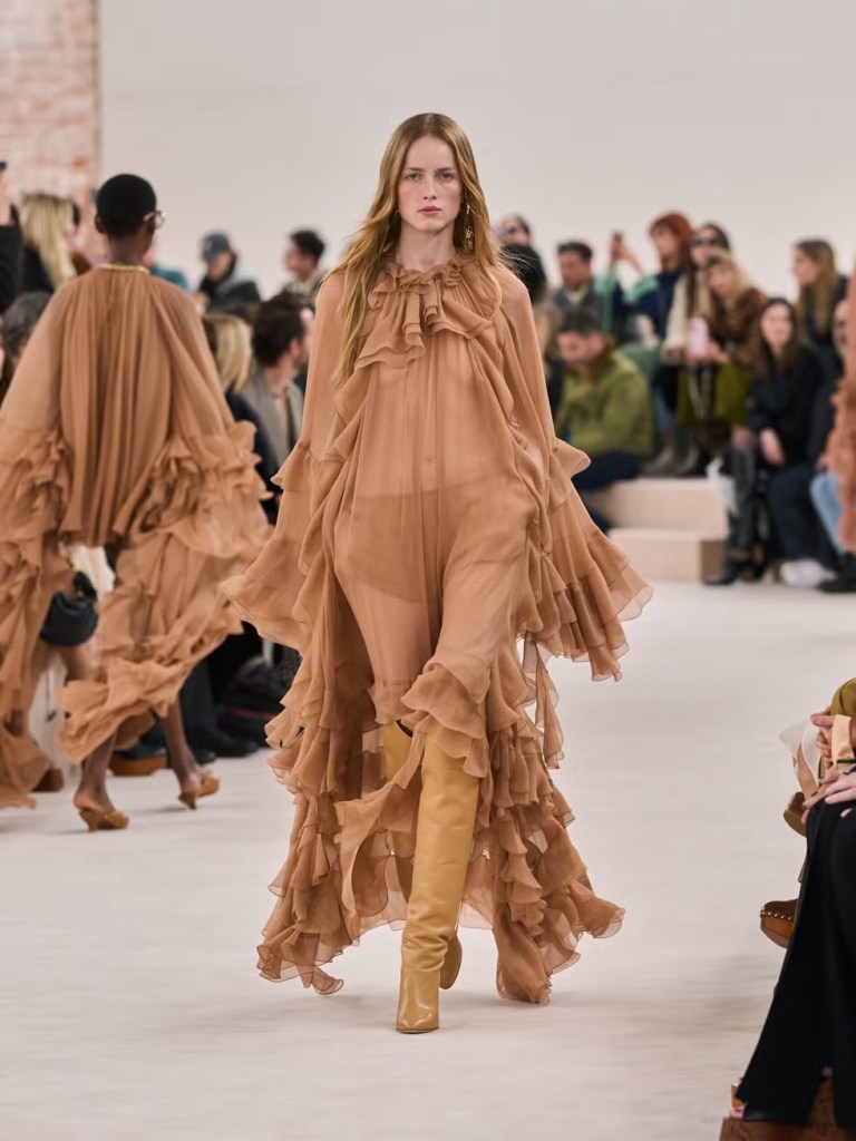Vestido boho visto en la colección de la firma Chloé - Launchmetrics spotlight