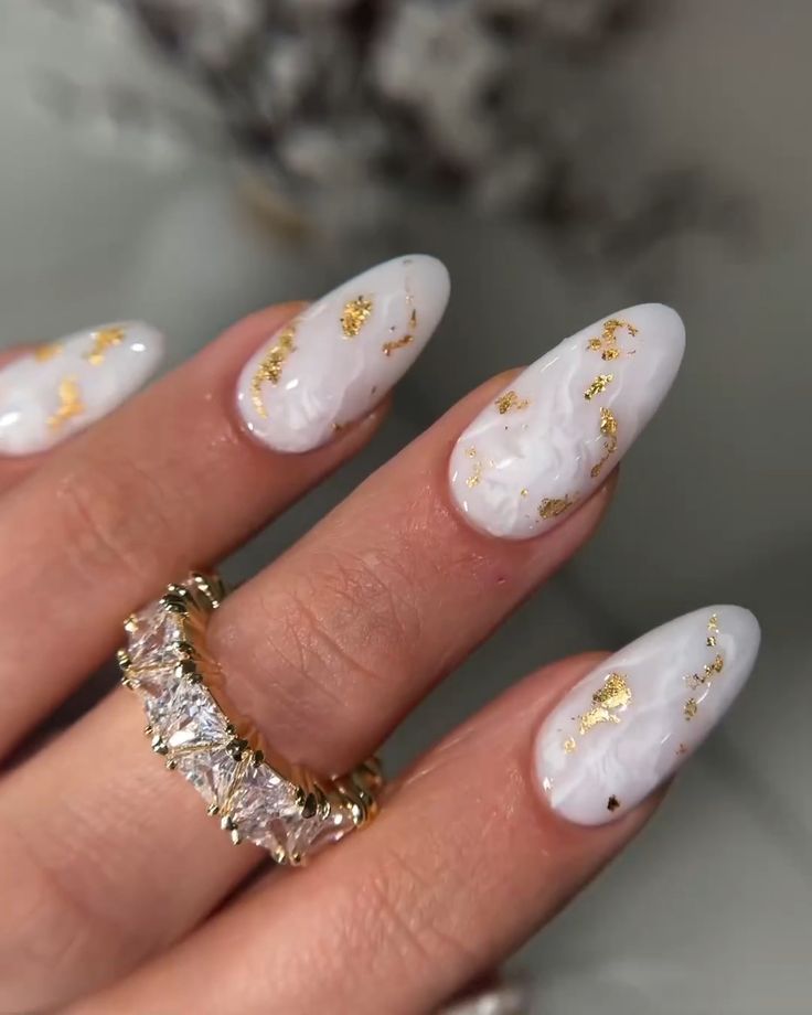 Las milky nails con toques dorados son la nueva tendencia clave - @nailsedit