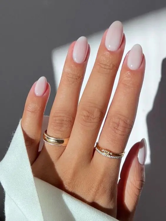 Un estilo pulido y natural con colores neutros en la manicura de novia - @baraandbeauty 