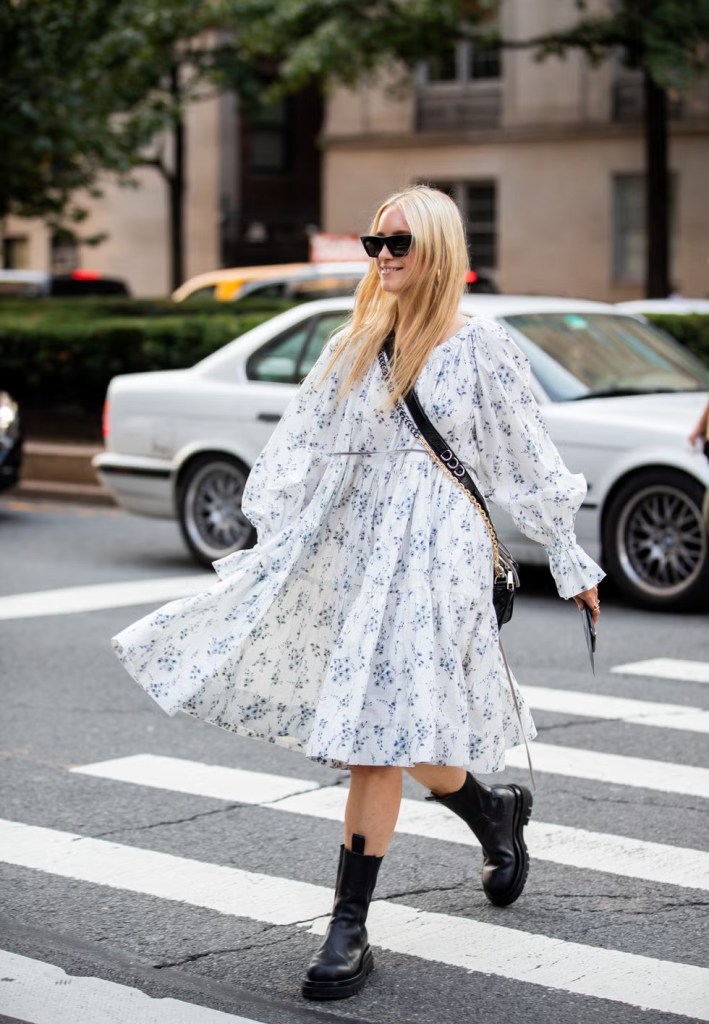 Vestido con botas - Launchmetrics spotlight