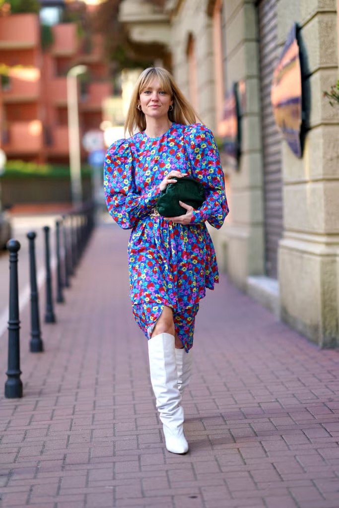 Vestido flores con botas blancas - Launchmetrics spotlight