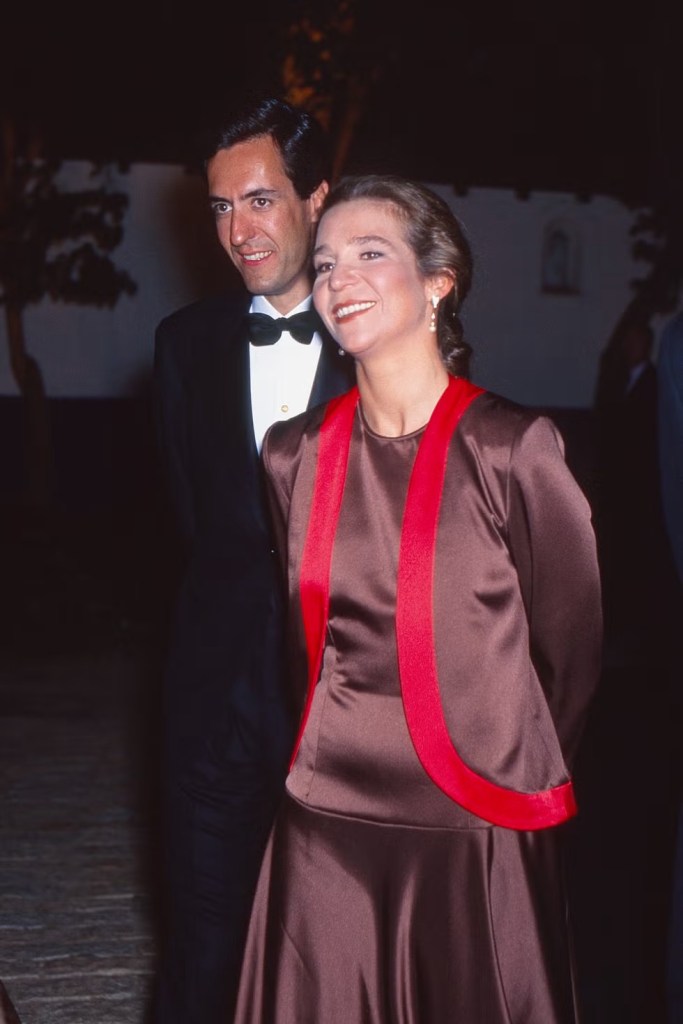 El vestido marrón chocolate y rojo de la Infanta Elena - Gettyimages