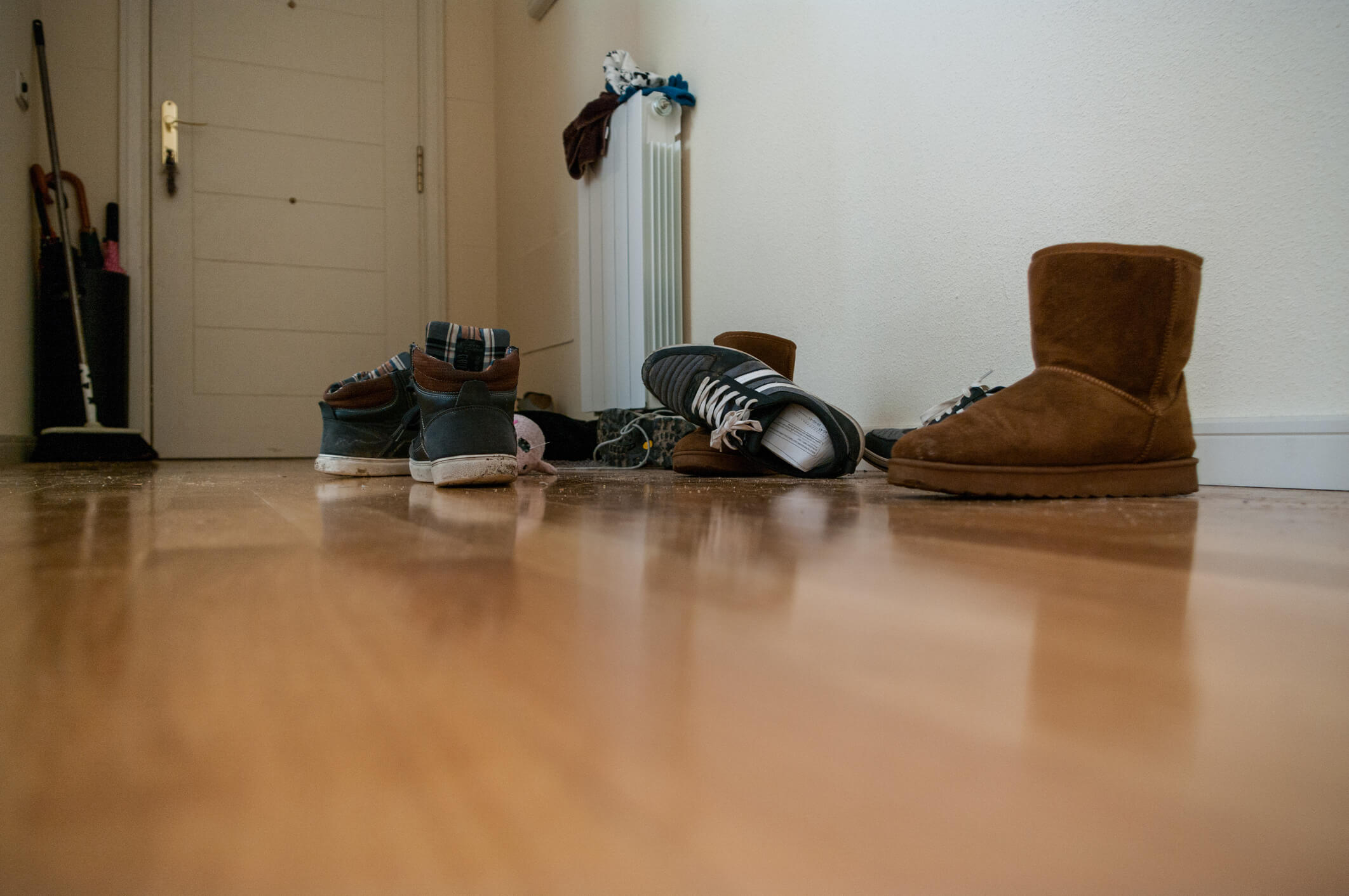 Llevar zapatos dentro de casa y otros seis hábitos cotidianos que deberías dejar hoy mismo