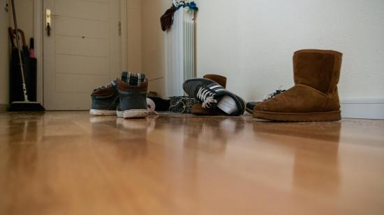 Llevar zapatos dentro de casa y otros seis hábitos cotidianos que deberías dejar hoy mismo
