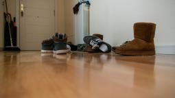 Llevar zapatos dentro de casa y otros seis hábitos cotidianos que deberías dejar hoy mismo