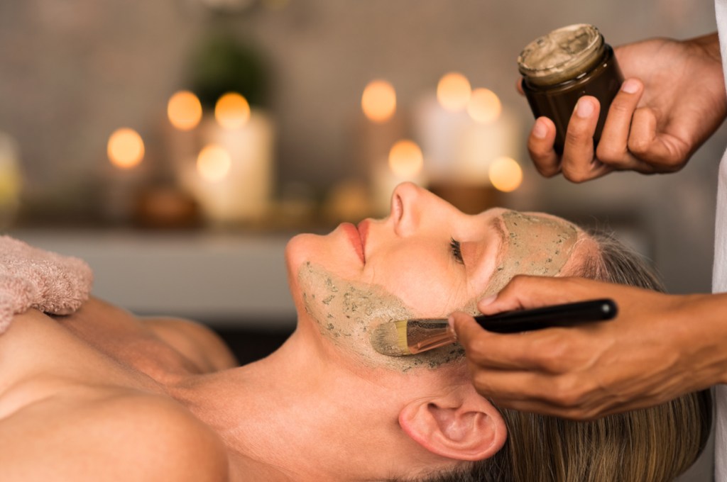 Mujer limpieza facial