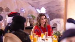 Rania de Jordania con un kaftan rojo