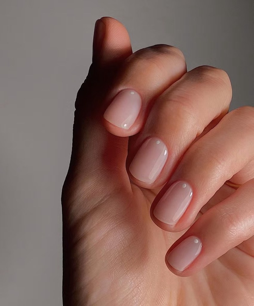 La manicura natural es tendencia en 2025 - @matejanova