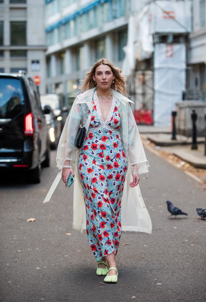 Vestido de flores con gabardina - Launchmetrics spotlight