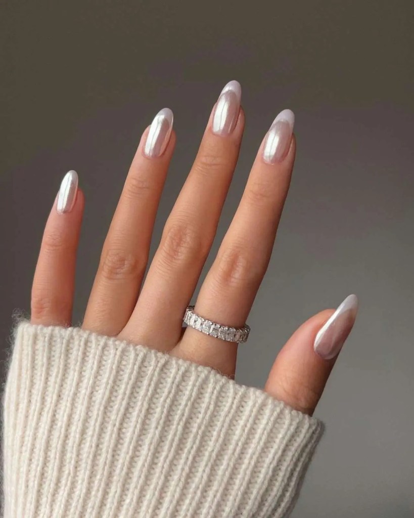 El efecto perlado también es una opción clave en la manicura de novia - @nailsbymei