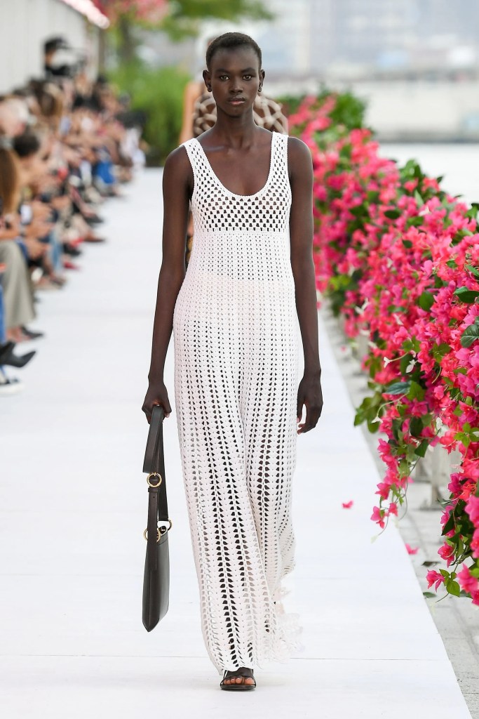 El vestido de crochet blanco sigue siendo un básico atemporal - Launchmetrics spotlight