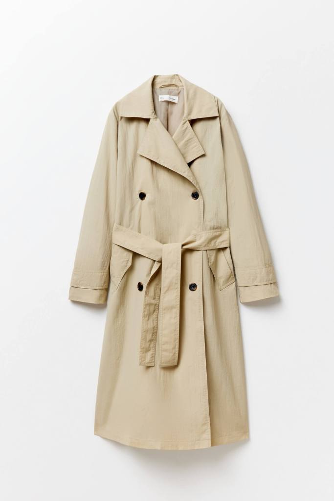 Ana Milán y la gabardina de Sfera más elegante de la temporada marcan el camino perfecto para vestir con estilo en primavera