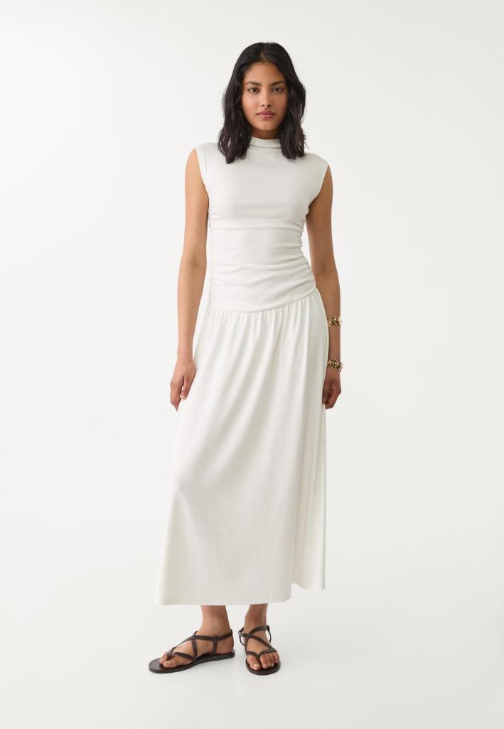 Vestido blanco largo con detalles fruncidos de Stradivarius