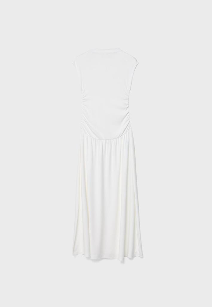 Vestido blanco largo con detalles fruncidos de Stradivarius