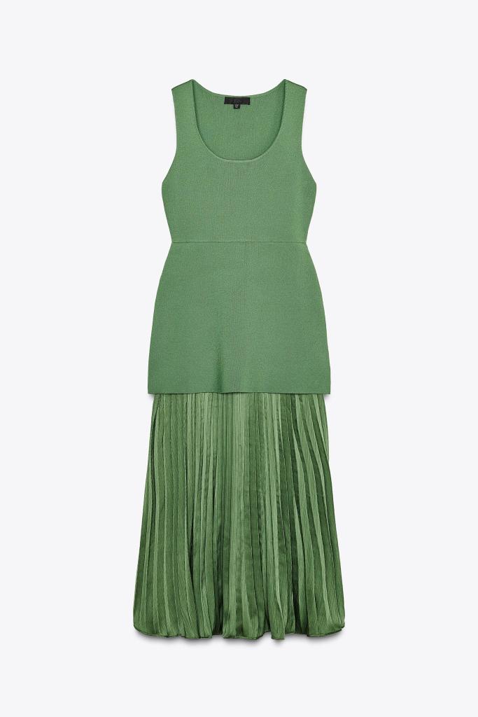 Vestido verde con falda plisada de Zara
