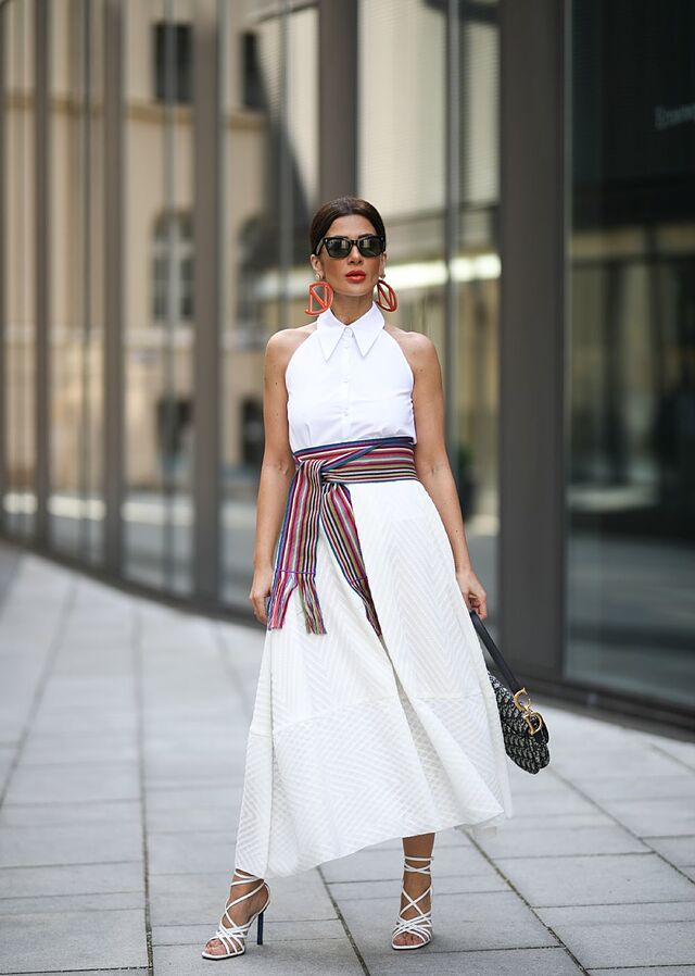 Vestido camisero blanco combinado con bolso de mano y sandalias de tacón - Launchmetrics spotlight