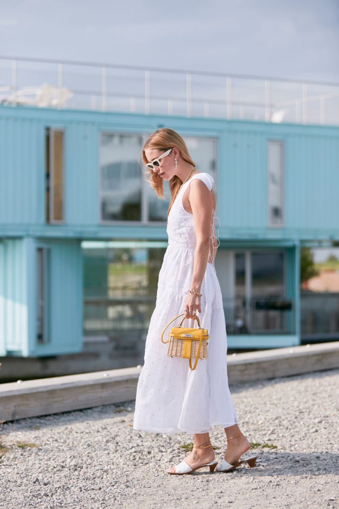 Este vestido de caracteriza por su color blanco y detalles como bordados - launchmetrics spotlight