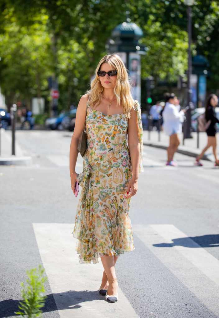 Vestido de flores en clave midi - launchmetrics spotlight 