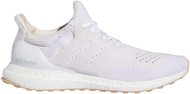 Ni los 82 años frenan su estilo: Naty Abascal lleva las zapatillas Adidas blancas tendencia con el jersey de primavera más favorecedor