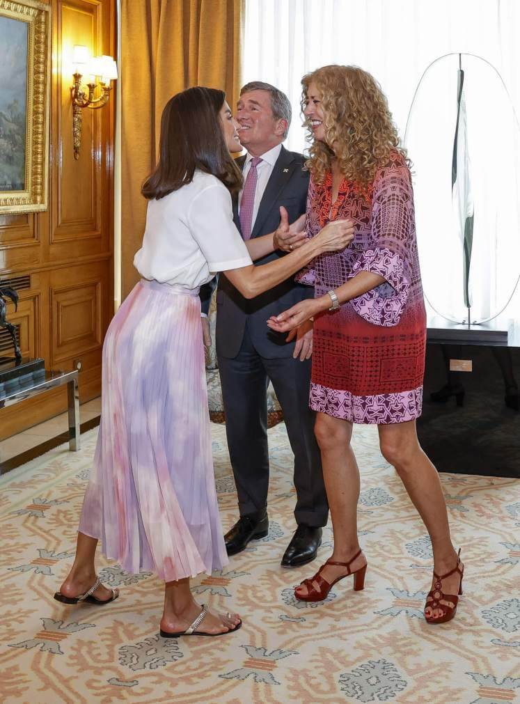 La tendencia que empezó en niños y ahora revoluciona el calzado de verano por ser la más cómoda, natural y estilosa (y que adora la reina Letizia)