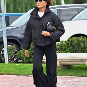 Ni los 82 años frenan su estilo: Naty Abascal lleva las zapatillas Adidas blancas tendencia con el jersey de primavera más favorecedor