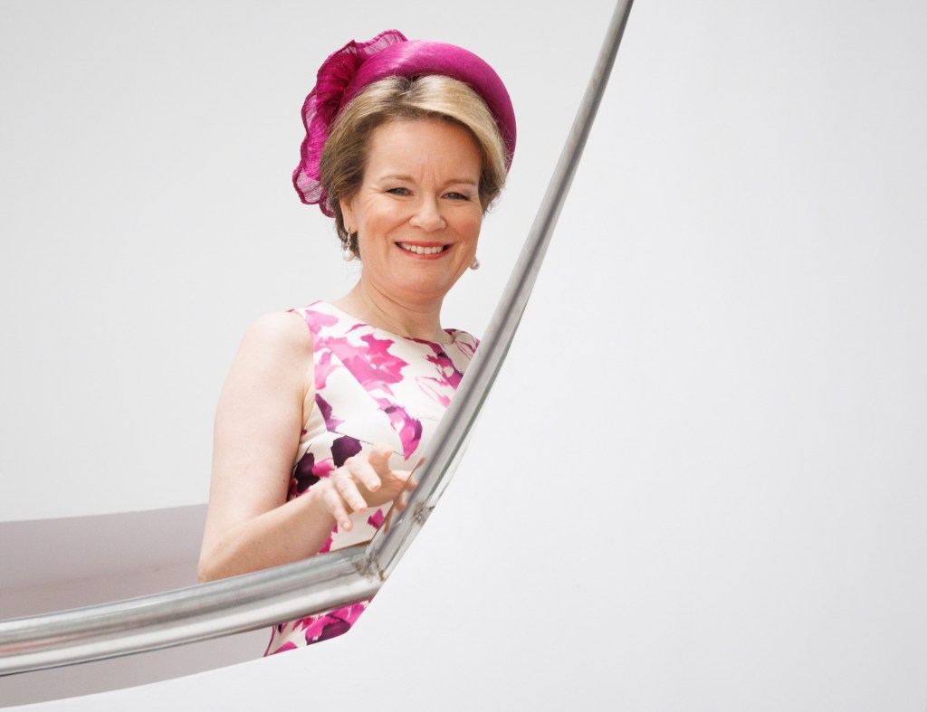 La royal remataba el look con un tocado en el mismo color - GTRES