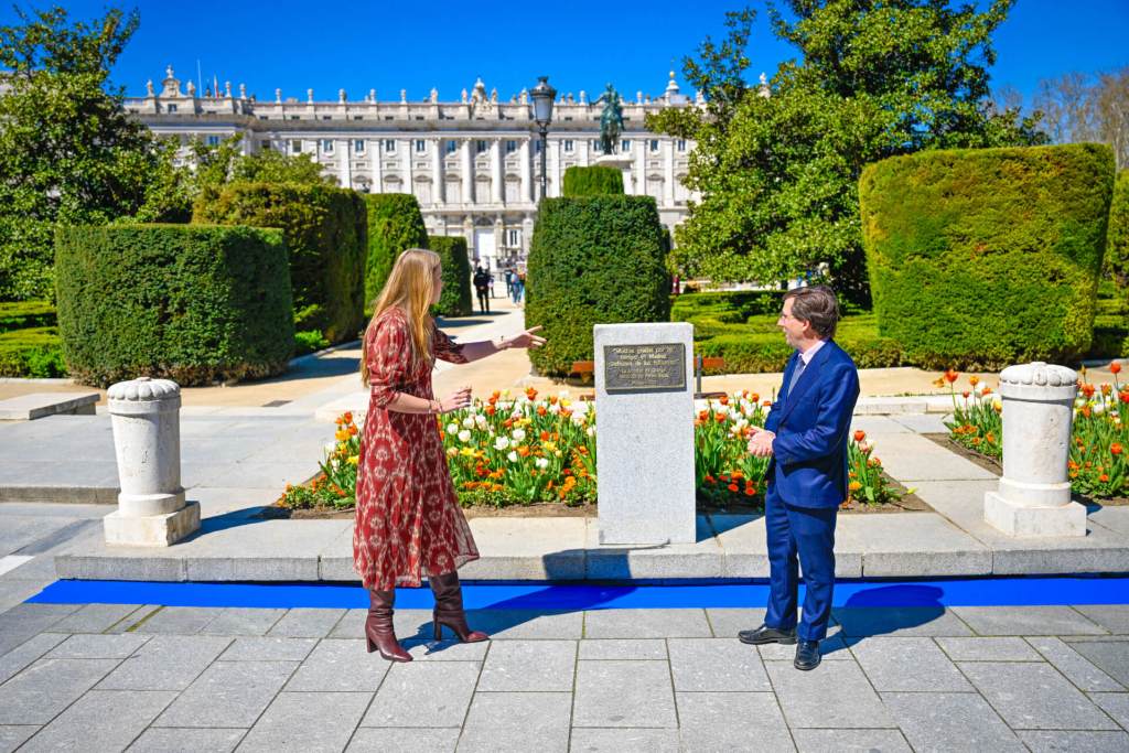 Amalia de Holanda sorprende en Madrid con pendientes de firma española y vestido boho tendencia de primavera