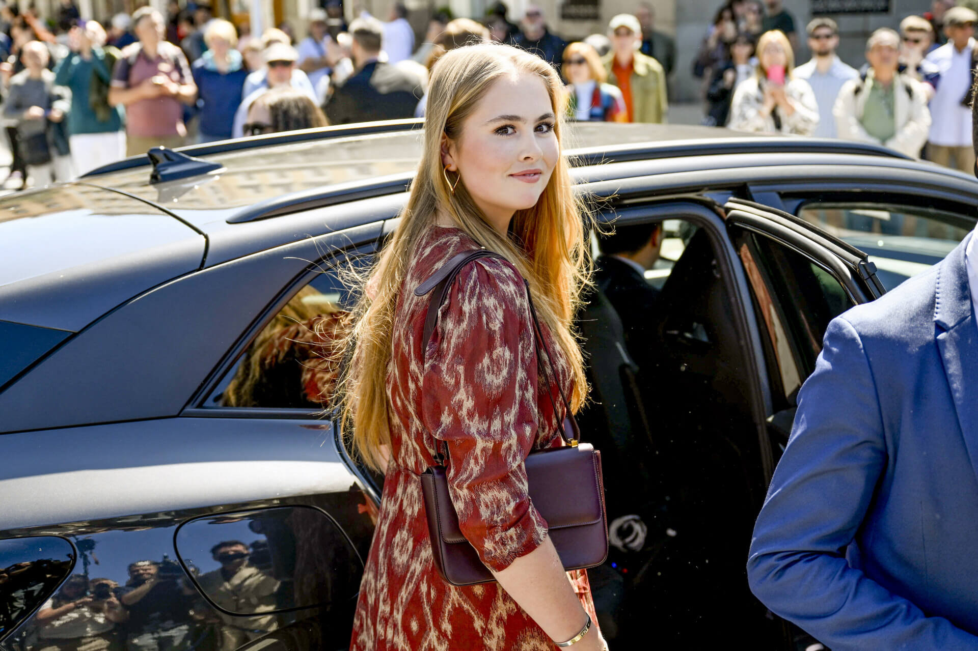 Amalia de Holanda sorprende en Madrid con pendientes de firma española y vestido boho tendencia de primavera