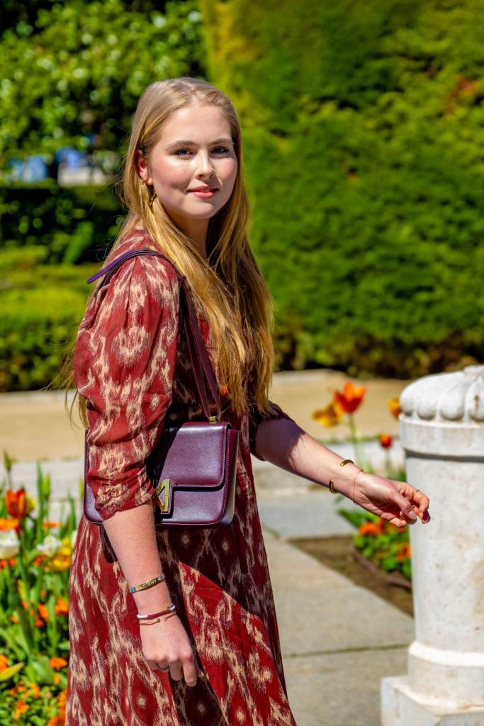 Amalia de Holanda sorprende en Madrid con pendientes de firma española y vestido boho tendencia de primavera