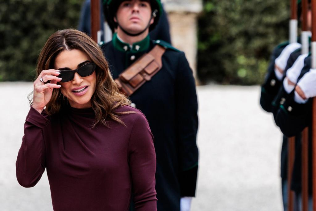 Rania de Jordania deslumbra en Roma con el vestido que mejor realza su figura y un bolso exclusivo que es pura joya