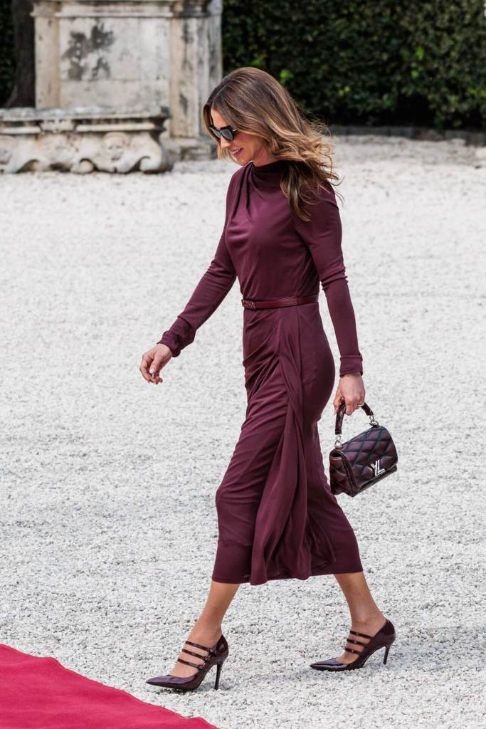 Rania de Jordania deslumbra en Roma con el vestido que mejor realza su figura y un bolso exclusivo que es pura joya