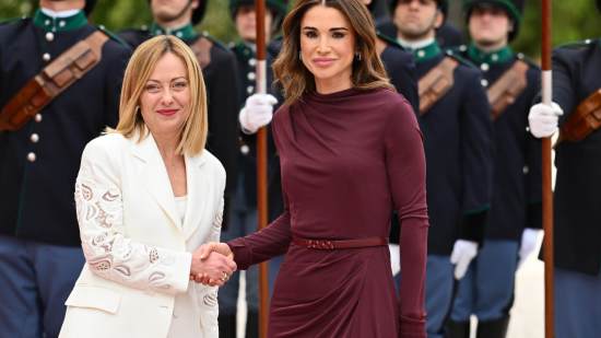 Rania de Jordania deslumbra en Roma con el vestido que mejor realza su figura y un bolso exclusivo que es pura joya