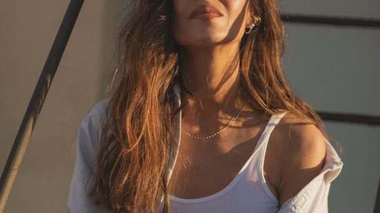 Sara Carbonero domina el arte de reinventar el look clásico con un giro bohemio que ya es tendencia