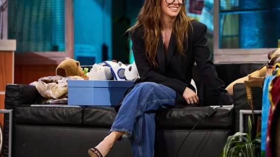 El color de uñas para los pies de Blanca Suárez que más estiliza con sandalias y vaqueros