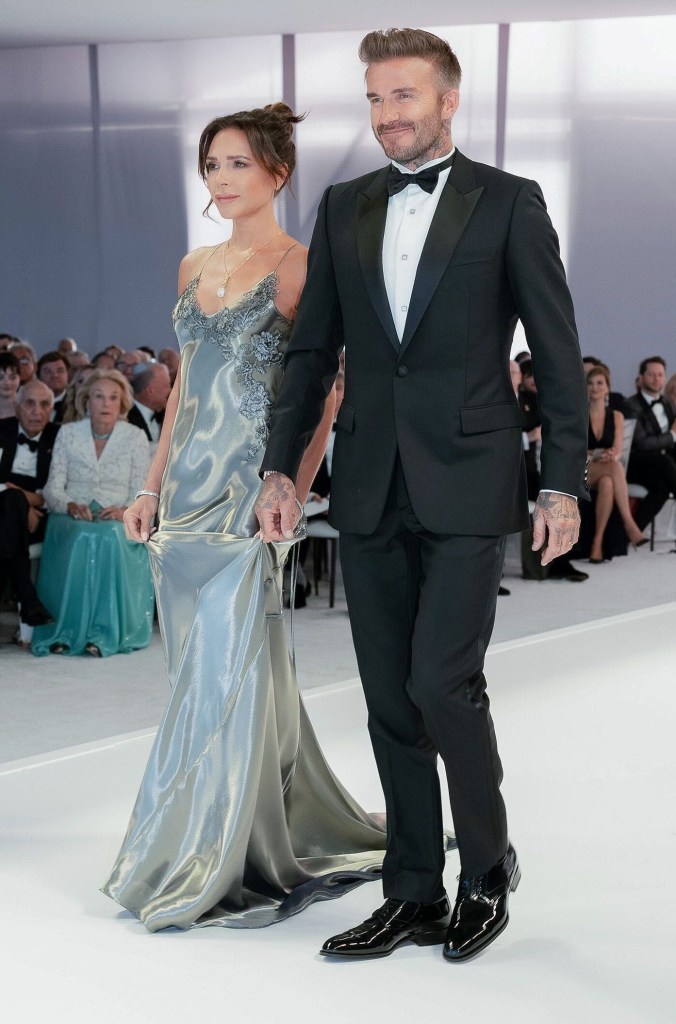 Los Beckham en la boda de su hijo Brooklyn - @victoriabeckham