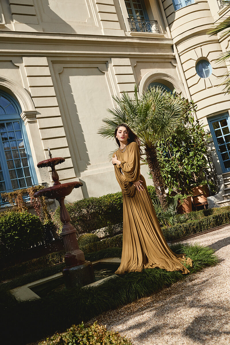 Vestido de Zimmerman; pendientes, collares, anillos y pulsera en oro rosa con diamantes de la colección Iconica de Pomellato.