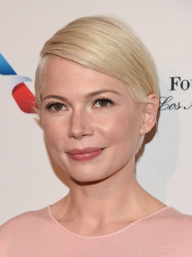 Michelle Williams con corte pixie largo