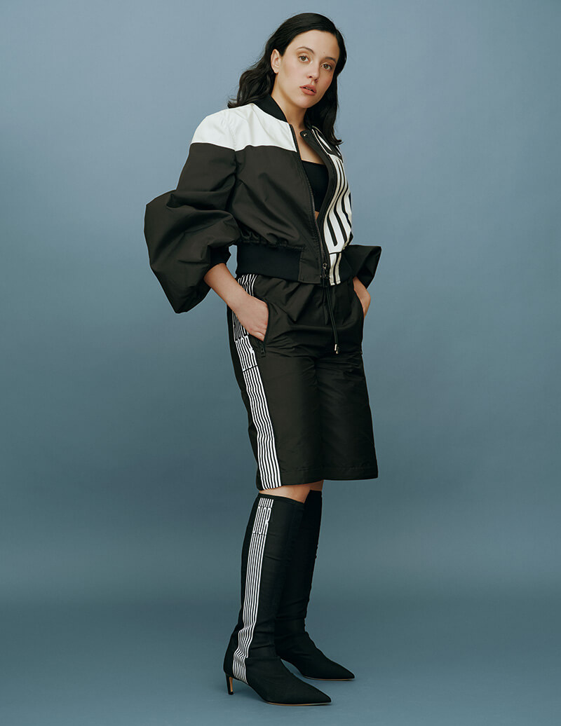 Bomber de tafetán, sujetador deportivo, shorts de tafetán Dior Graphique y botas Optical-D de rejilla elástica con motivo Dior Graphique.